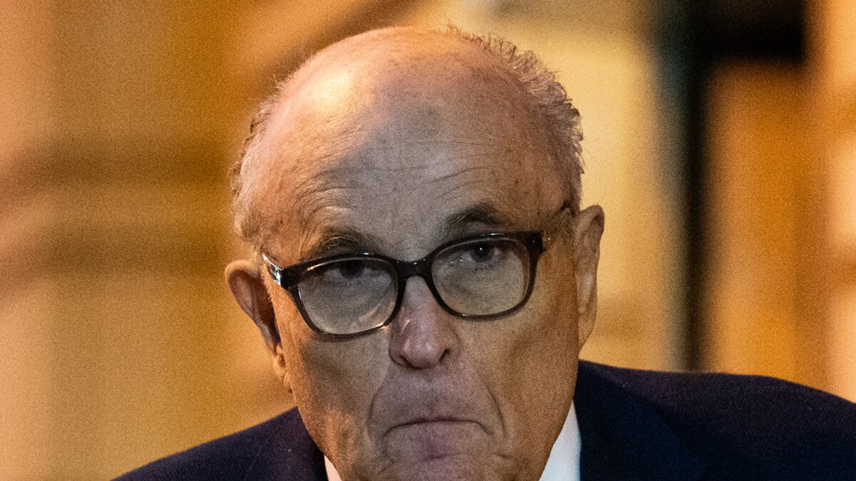 Rudy Giuliani hospitalizado após acidente de carro em alta velocidade