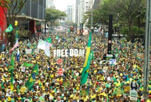 Tarcísio adota 'Bolsonaro acima de tudo' como slogan; ministros do STF veem 'vassalagem' em pedágio para 2026