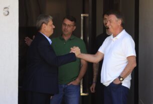 Tarcísio visitou Bolsonaro no horário da posse de Fachin por decisão de Moraes