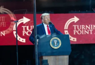 Trump transforma homenagem a Charlie Kirk em comício religioso e político
