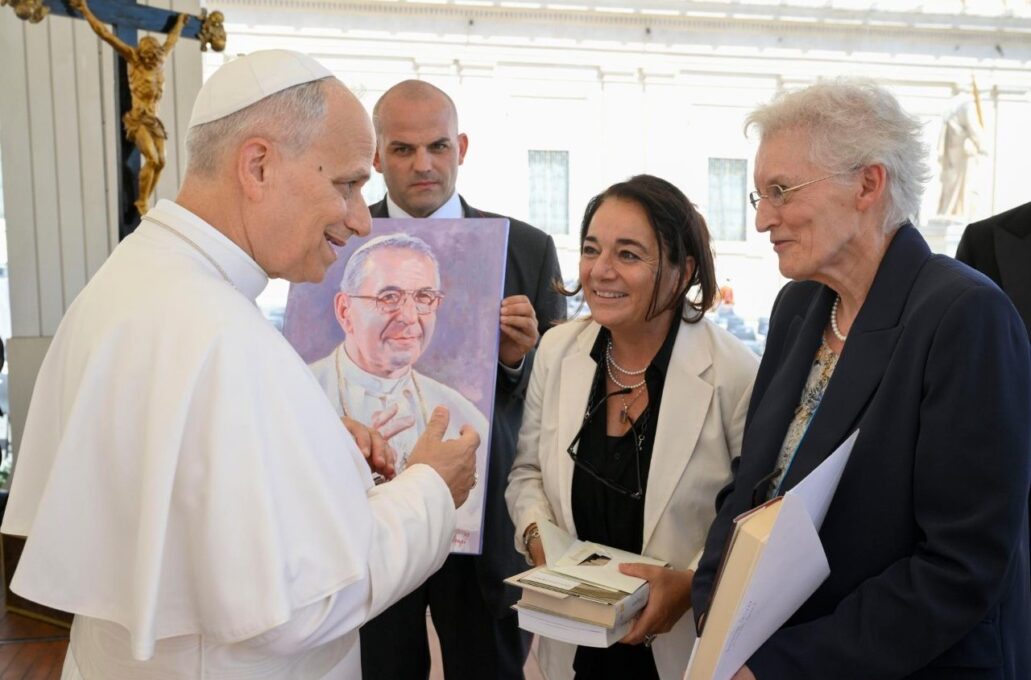 Um quadro do Beato João Paulo I foi entreque a Leão XIV na Audiência Geral