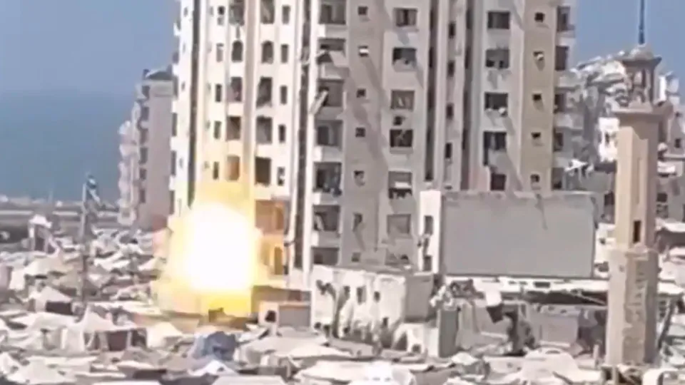 Veja o momento em que um edifício em Gaza colapsa após ataque israelense