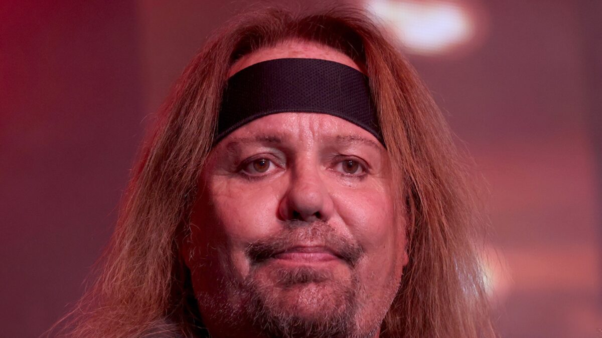 Vince Neil revela que sofreu um derrame, teve que aprender a andar de novo