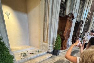 As orações a Francisco: "venho muito aqui, me sinto em paz", diz brasileira