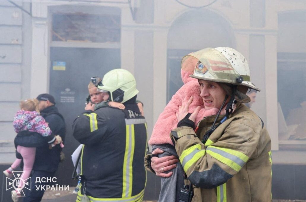 Ataque russo contra jardim da infância deixa um morto e feridos em Kharkiv