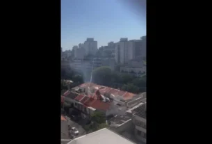 Balão cai sobre telhados de residências e pega fogo em São Paulo; vídeo