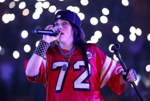 Billie Eilish tem braço puxado e cai em grau de proteção durante show em Miami