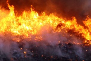 Brigadistas combatem incêndio em Cavalcante, Goiás