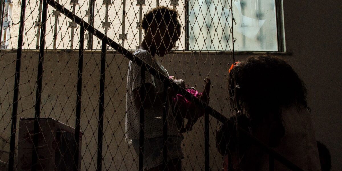 Cai tempo de acolhimento de crianças no estado do Rio