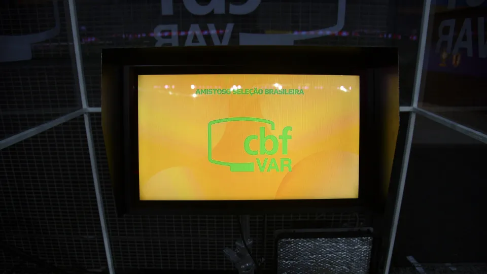 'Chuta a bola e não tem tempo de tirar o pé', diz áudio do VAR sobre Gómez