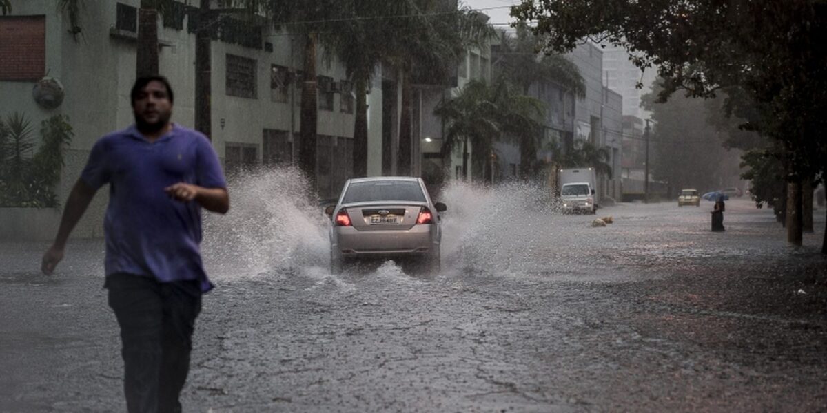 Defesa Civil emite alerta severo de temporal para capital paulista