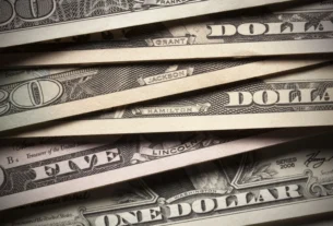 Dólar cai e Bolsa renova recorde após encontro entre Lula e Trump