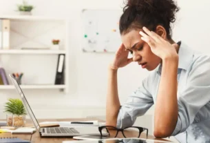 Dor de cabeça frequente: causas e quando buscar ajuda