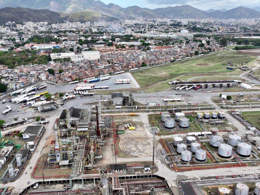 Estado do RJ pede reabertura da Refit, suspeita de ser 'refinaria fantasma' e interditada em operação da Receita