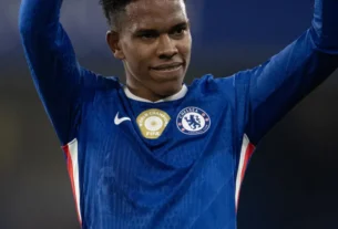 Estêvão quebra marca de Jesus na Inglaterra, mas fica atrás de ex-lateral