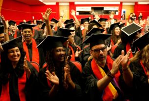 Formandos da Universidade das Quebradas celebram periferia na ABL