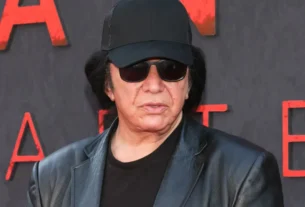 Gene Simmons, vocalista do Kiss, sofre acidente de carro e se recupera em casa