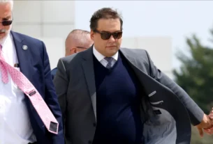 George Santos deixa prisão nos EUA após 'perdão' de Trump