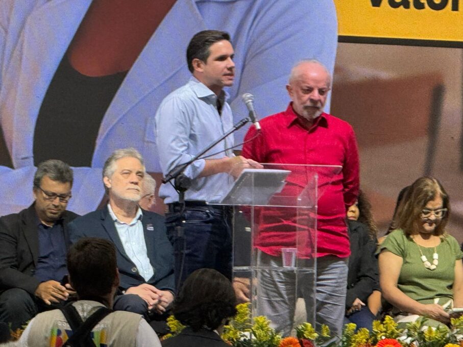 Hugo Motta é vaiado e público grita 'sem anistia' em evento no Rio com Lula