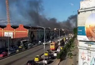 Incêndio atinge barracão de escola de samba na zona portuária do Rio