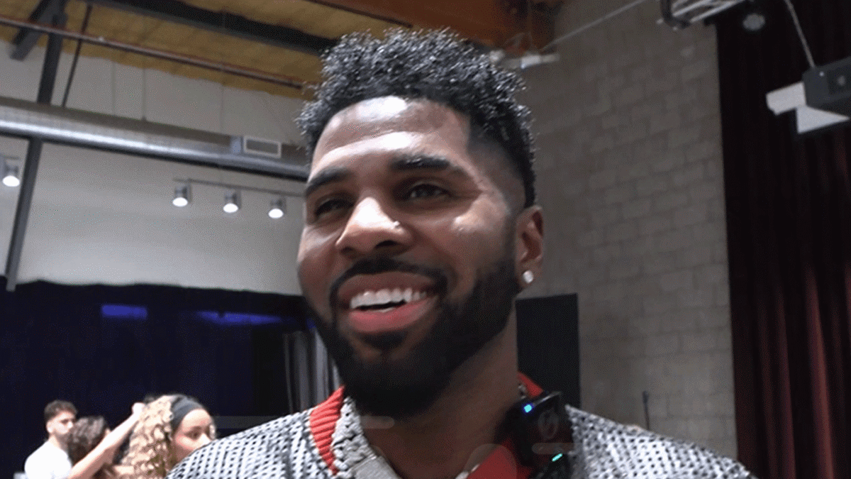 Jason Derulo diz que está adotando o streaming, executa o Flash Mob na rua