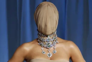 Kim Kardashian aparece com look bizarro no tapete vermelho