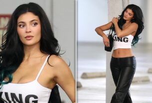 Kylie Jenner atordoa em calças de couro e top curto