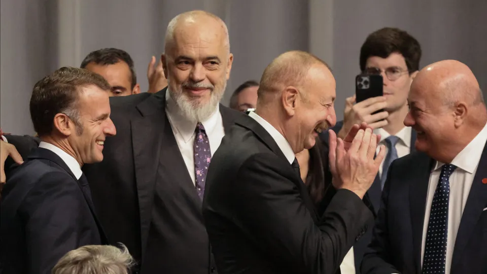 Líderes de França, Albânia e Azerbaijão são 'flagrados' rindo de Trump