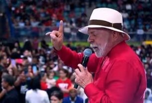 Lula diz a estudantes que espera que 'nunca mais um presidente de outro país ouse falar grosso com o Brasil'