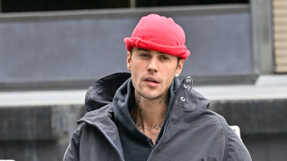 Mãe diz estar rezando pela “cura” de Justin Bieber e cantor Reage