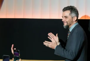 Nossa democracia tira onda dos EUA, diz Wagner Moura, que retorna aos palcos