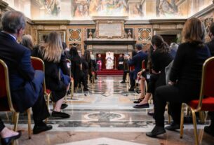 O Papa: a autoridade não se baseia em cargos e títulos, mas na liberdade de servir