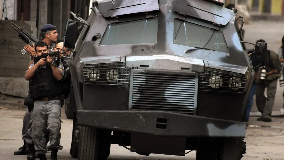 Operação policial contra avanço do Comando Vermelho deixa sete mortos no Rio