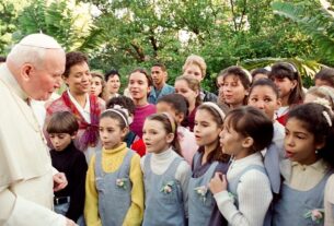 Os Papas e a escola, "portal da vida" e onde a pessoa é formada