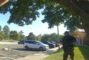 Os policiais retiram o atirador que atirou