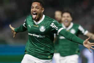 Palmeiras goleia Bragantino e segue na liderança do Campeonato Brasileiro