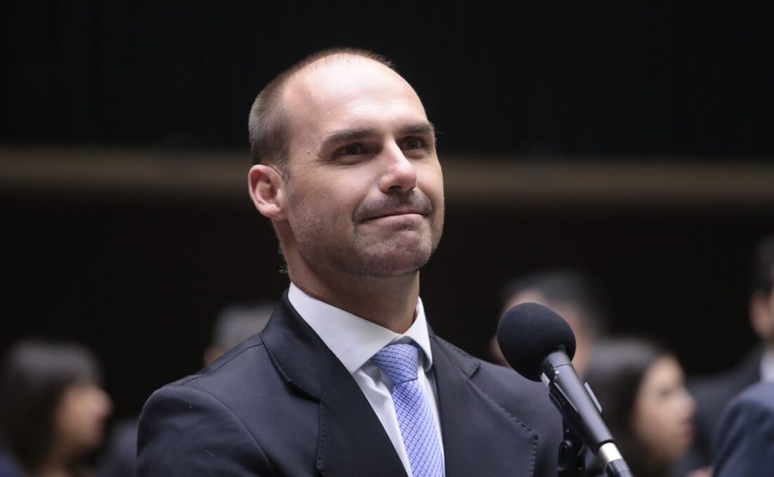 Relator vota para arquivar processo contra Eduardo Bolsonaro no Conselho de Ética; órgão ainda precisa aprovar