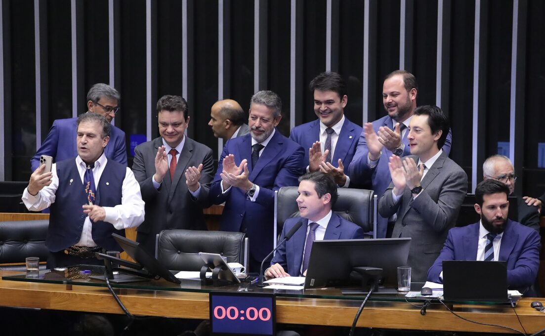 Religião e política: Câmara dos Deputados agiliza criação da bancada cristã; entenda