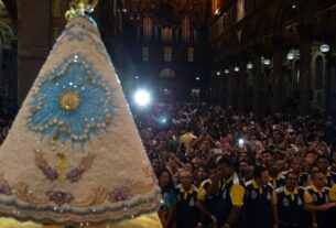 Romaria fluvial antecede procissão do Círio de Nazaré, em Belém