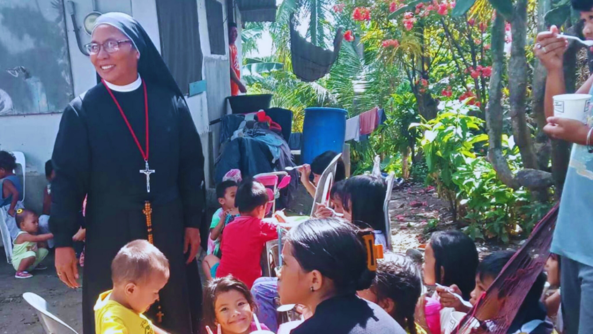 Servas do Espírito Santo nas Filipinas: fé e pão às crianças famintas de Compostela