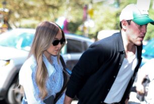 Sydney Sweeney parece todos os negócios em saia curta, segura a mão de Scooter Braun