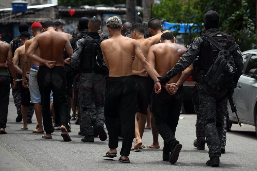 Tática de empurrar bandidos para a mata é bem-sucedida porque preserva moradores