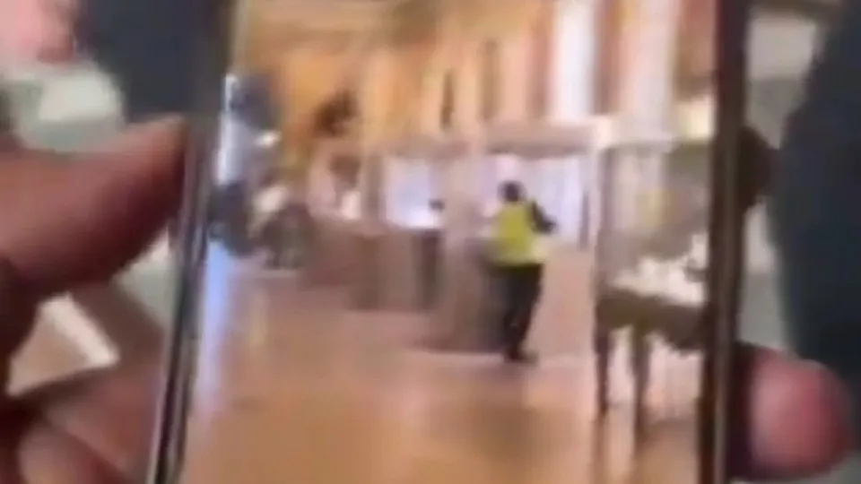 Vídeo mostra assaltantes roubando joias de Napoleão no Louvre