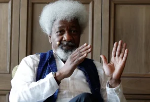 Wole Soyinka, vencedor do Nobel, diz ter visto revogado após fazer crítica a Trump