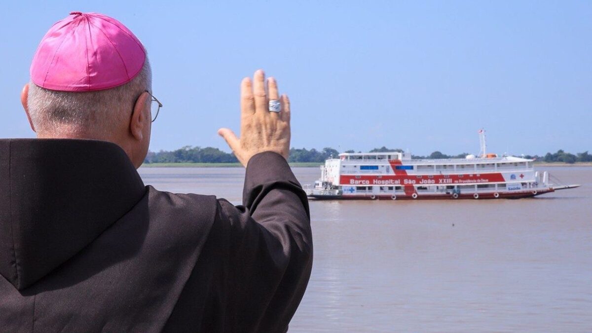 Barcos-Hospitais Papa Francisco e São João XXIII rumo à COP 30 em Belém
