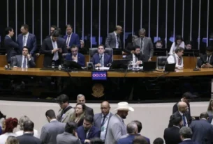 Câmara apoia fim de supersalários, mas rejeita reformas fiscais, indica levantamento