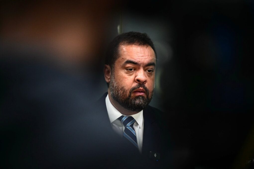 Castro pede, e governo autoriza transferência de dez presos do Rio para presídios federais