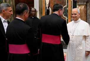 Colaboradores diplomáticos do Brasil encontram o Papa no Vaticano