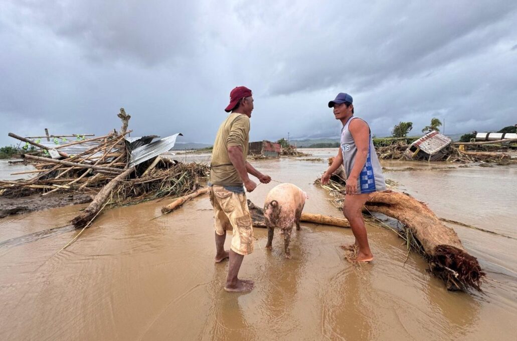 Depois do Kalmaegi, passagem do tufão Fung-wong deixa rastro de destruição nas Filipinas