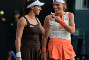 Dupla de Stefani vira sobre atual campeã e vai à semi do WTA Finals